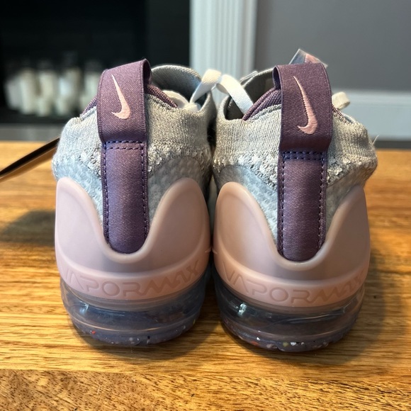 Nike Air Vapormax 2021 Flyknit - GS Size 4Y - (DB1550-007) - Picture 4 of 6